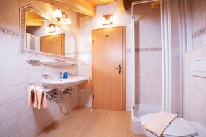 Dusche, Haartrockner, Handtücher