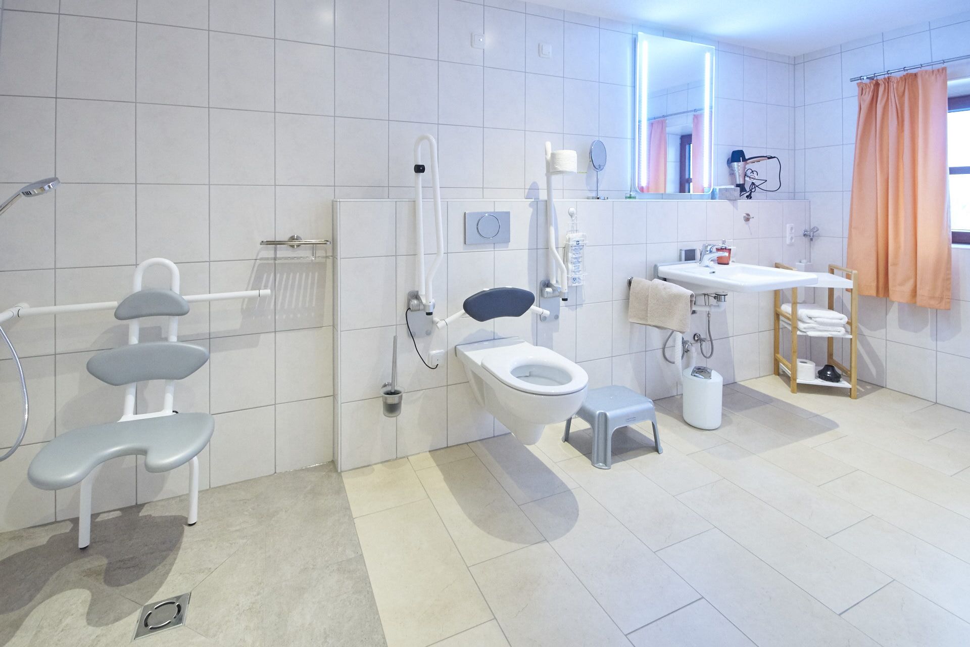 Badewanne, Haartrockner, Handtücher