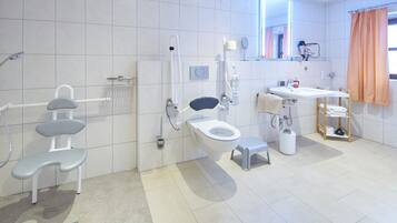 Badewanne, Haartrockner, Handtücher