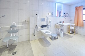 Badkar, hårtork och handdukar
