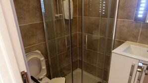Studio | Kamar mandi | Shower dan pengering rambut