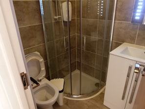 Studio | Bathroom | Shower, hair dryer