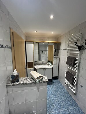 Dusche, Haartrockner, Bidet, Handtücher