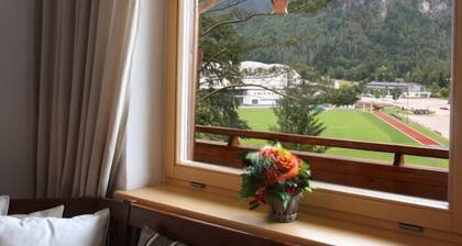 Ferienwohnung für 3-5 Personen mit 2 Schlafzimmer je mit Bad/WC, großer Balkon, 79 m²