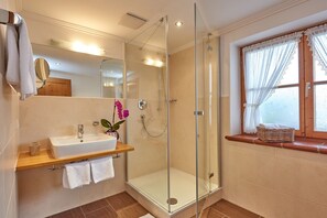 Dusche, Haartrockner, Handtücher