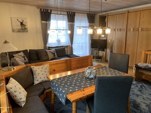 TV, DVD player - FEWO am Hauchen, 85 qm mit Tiefgarage und Terrasse (Reit im Winkl)