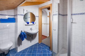 Ducha, secador de pelo, toallas