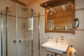 Dusche, Haartrockner, Handtücher