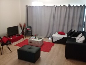 Sunrise Executive Apartment, 2 bedrooms | 起居区 | 平板电视