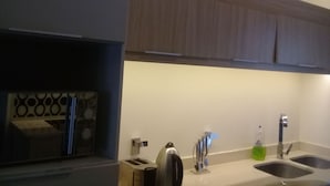 Private kitchen - Sandton Luxury Ensuite Room In Apartment (Sandton)