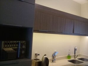 Sunrise Executive Apartment, 2 bedrooms | 私人厨房 | 冰箱、微波炉、烤箱、炉灶
