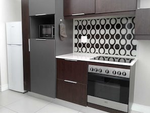 Sunset View, 2 bedrooms (Honeymoon Express) | Cozinha privada | Geladeira, micro-ondas, fogão, cooktop