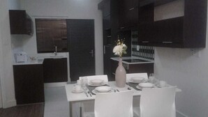 In-room dining - Sandton Luxury Ensuite Room In Apartment (Sandton)