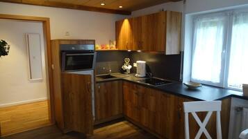 Een koelkast, een oven, een kookplaat, een vaatwasser