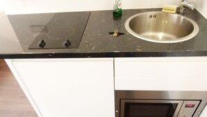 Estúdio | Cozinha americana privada | Geladeira, micro-ondas, cooktop, talheres/pratos/utensílios de cozinha