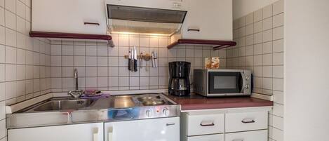 ثلاجة، ميكروويف، موقد طهي مسطح، ماكينة لصنع القهوة/الشاي