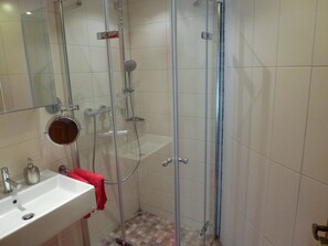 Shower, hair dryer, towels