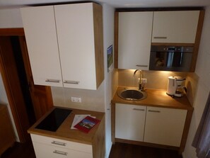 Kylskåp, mikrovågsugn, spishäll och kaffe- och tebryggare