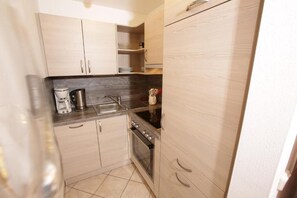 ثلاجة، ميكروويف، فرن، موقد طهي مسطح