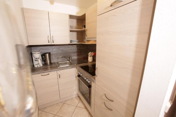 Kühlschrank, Mikrowelle, Ofen, Herdplatte