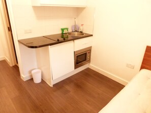 Studio | Eget pentry | Kylskåp, mikrovågsugn, ugn och spishäll