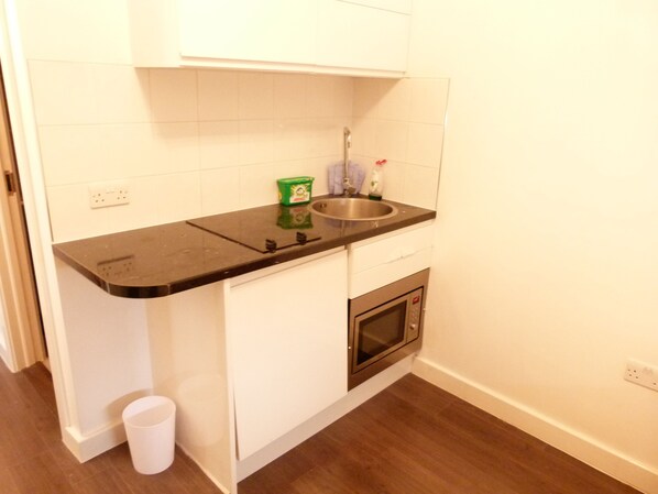 Studio | Eget pentry | Kylskåp, mikrovågsugn, ugn och spishäll