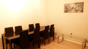 In-room dining - SS Property Hub – Apartment Close to Hyde Park (London)
