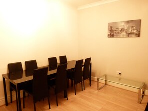 客室内のダイニングエリア