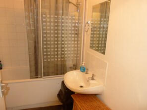 Ensemble baignoire-douche, séchoir à cheveux