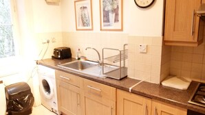 Private kitchen - SS Property Hub – Apartment Close to Hyde Park (London)