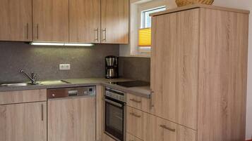 Wasserkocher mit Kaffee-/Teezubehör, Kühlschrank, Ofen, Herdplatte