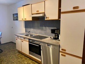 Kühlschrank, Ofen, Herdplatte, Geschirrspüler