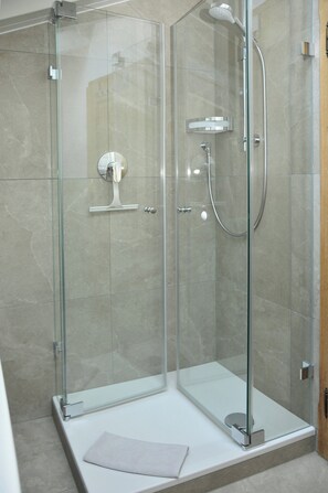 Dusche, Haartrockner, Handtücher