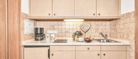 Kjøleskap, mikrobølgeovn, ovn og kokeplater