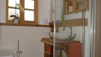 Dusche, Haartrockner, Handtücher
