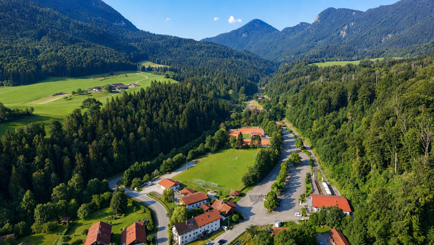 Ein ländliches Dorf mit Häusern, einer Straße und einem Fluss.