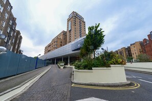 Vista frontal de la propiedad