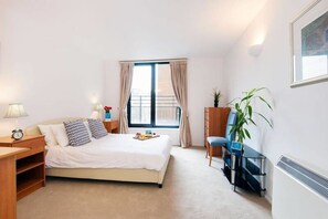 Departamento Deluxe, 2 habitaciones, cocina, vista a la ciudad | 1 habitación, camas extra y internet por cable gratis 