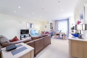 Family Apartment, 1 Double Bed, Kitchen, City View | Living room | Flat-screen TV - Point West (London)