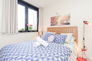 1 bedroom, rollaway beds, free wired Internet - Point West (London)