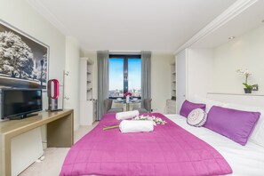 เบสิกสตูดิโอ, เตียงใหญ่ 1 เตียง และโซฟาเบด, ห้องครัว, วิวเมือง | 1 ห้องนอน, เตียงเสริม/เปล, อินเทอร์เน็ตแบบใช้สาย (ฟรี)