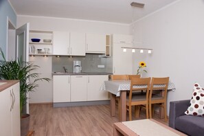 Ferienwohnung 9 Höglwörther See, 2 Schlafzimmer, TV, 4 Sterne, 6 Pers.-Moderne Küchenzeile im Essbereich