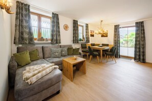 TV - 1. vacation apartment Rauschberg, 55 sqm, terrace, kitchen, 1 bedroom, 1 bed-sit. (Ruhpolding)