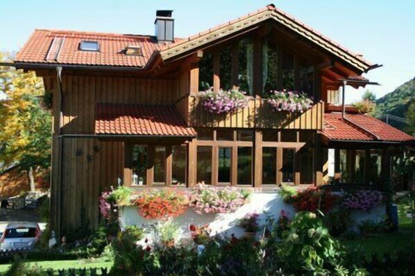 المنشأة من الخارج