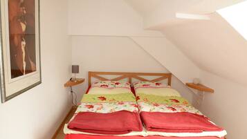 1 bedroom, bed sheets