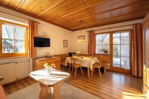 Dining - (02)Zwei-Raum-Ferienwohnung, 38qm, 2-4 Personen, Extra-Schlafzimmer, separate Küche, Terrasse (Reit im Winkl)