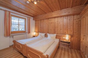 1 bedroom, Internet, bed sheets - (02)Zwei-Raum-Ferienwohnung, 38qm, 2-4 Personen, Extra-Schlafzimmer, separate Küche, Terrasse (Reit im Winkl)