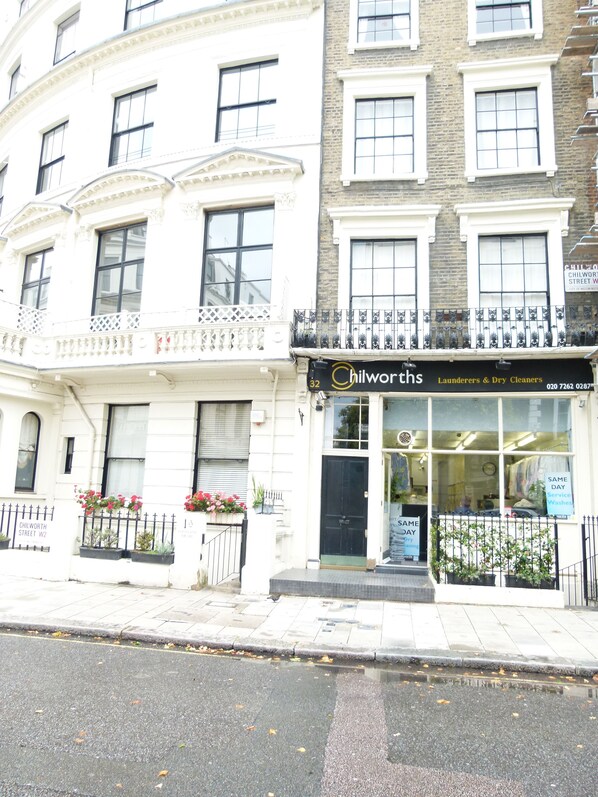 Property entrance - SS Property Hub - Large apartment near Hyde Park (London)