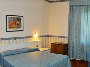 In-room safe, individually decorated, individually furnished, desk - Hotel Altavilla (Montefiascone)