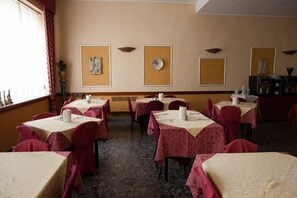 Petit déjeuner buffet (5 EUR par personne)